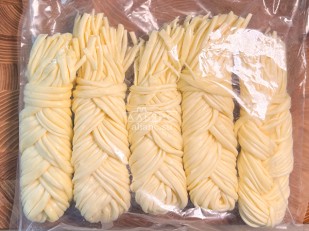 Сыр к пиву: Сырный продукт ФЕРМЕРСКИЙ коса белая